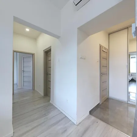 Lovely 2-bedroom In Centre Of Apartment *